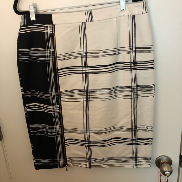 Worthington Dresses & Skirts - Worthington side zipper midi career skirt.